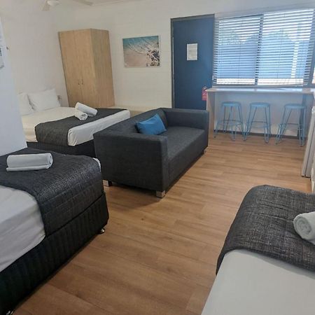 Moffat Beach Motel Калундра Екстериор снимка