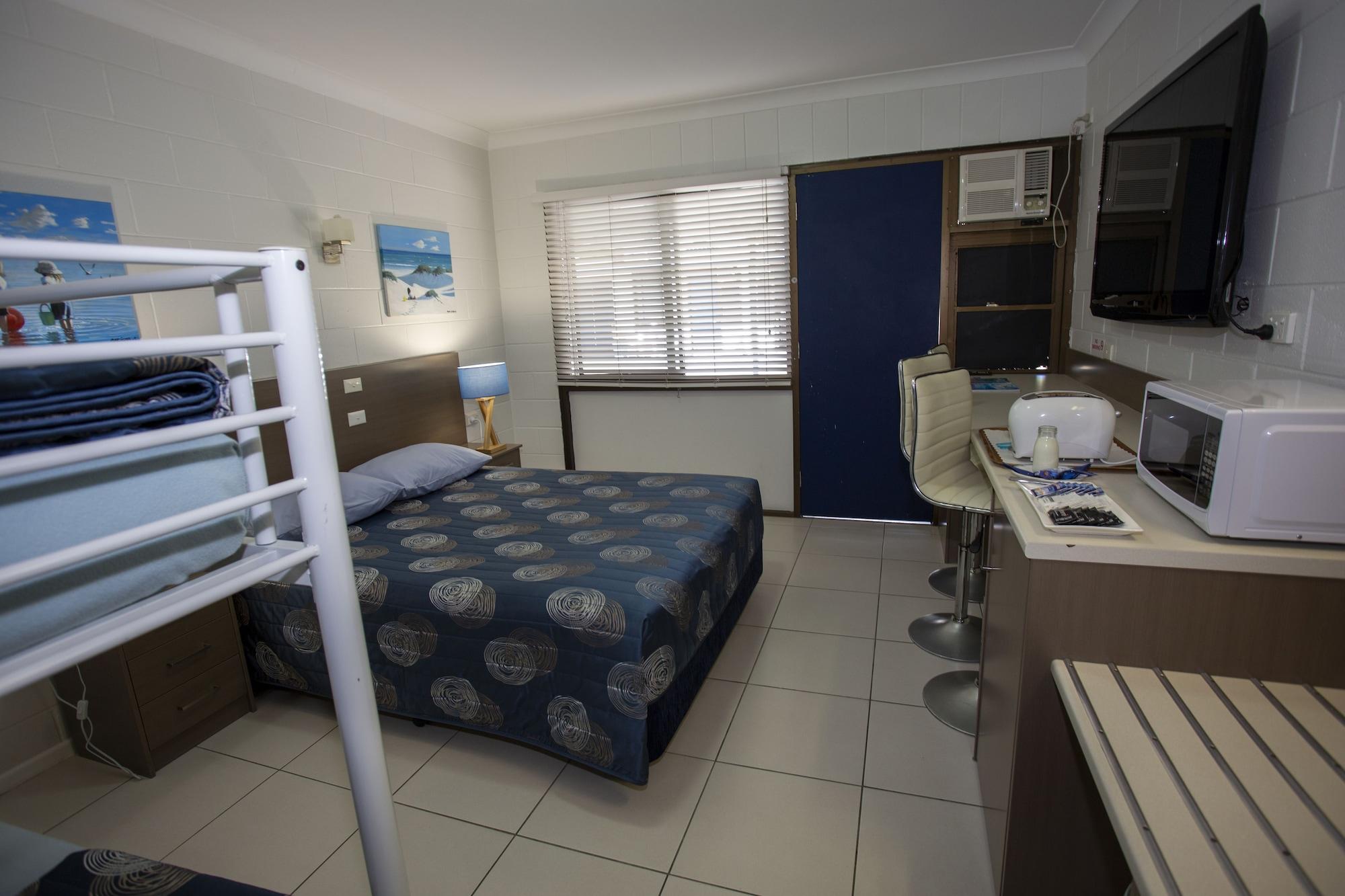 Moffat Beach Motel Калундра Екстериор снимка