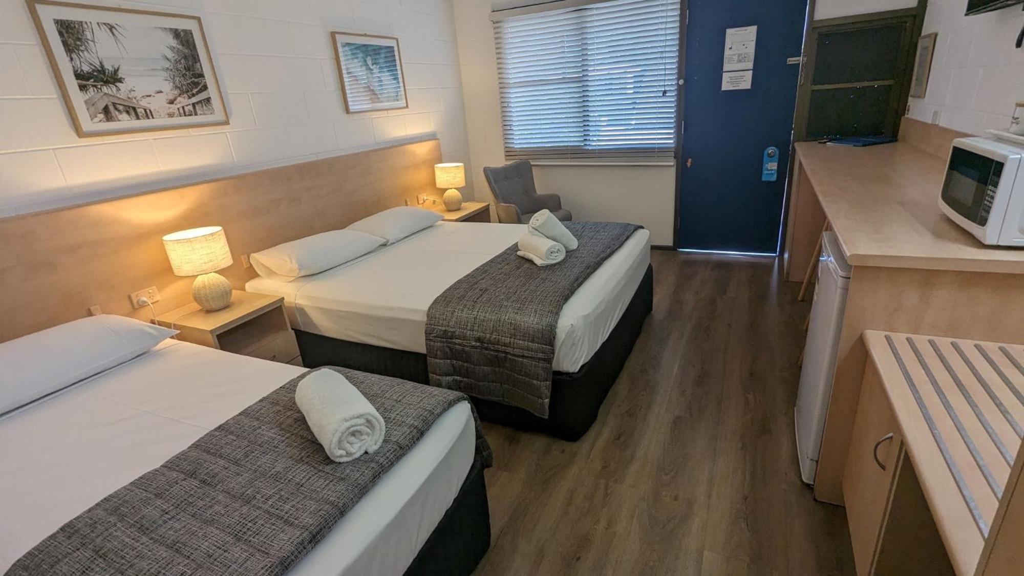 Moffat Beach Motel Калундра Екстериор снимка