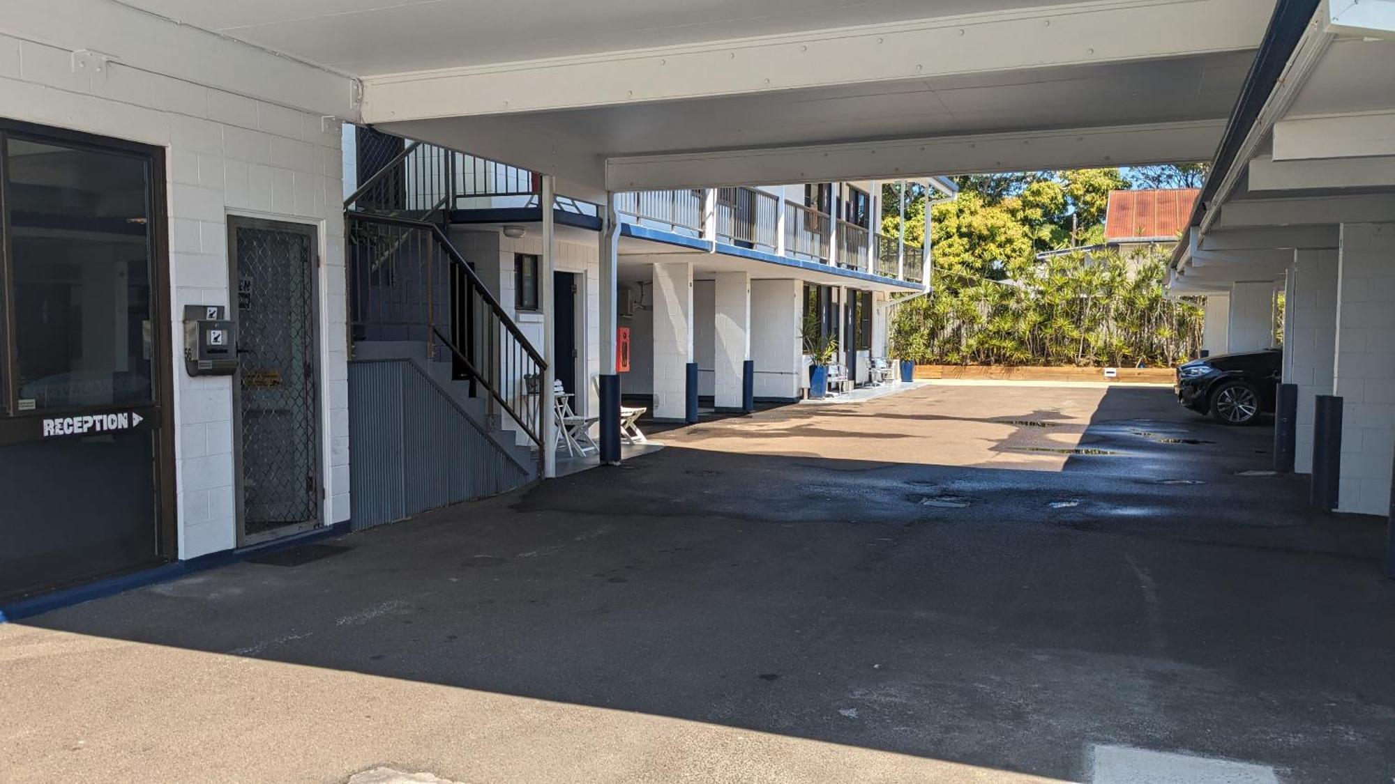 Moffat Beach Motel Калундра Екстериор снимка