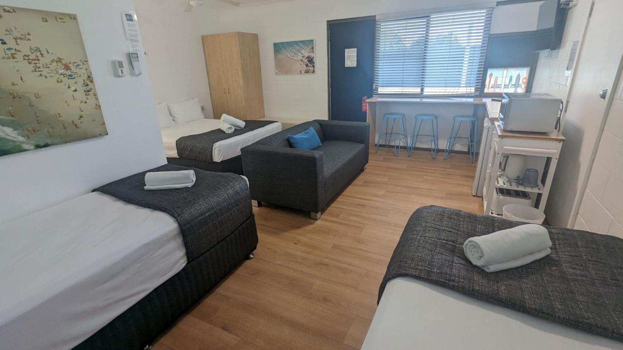 Moffat Beach Motel Калундра Екстериор снимка