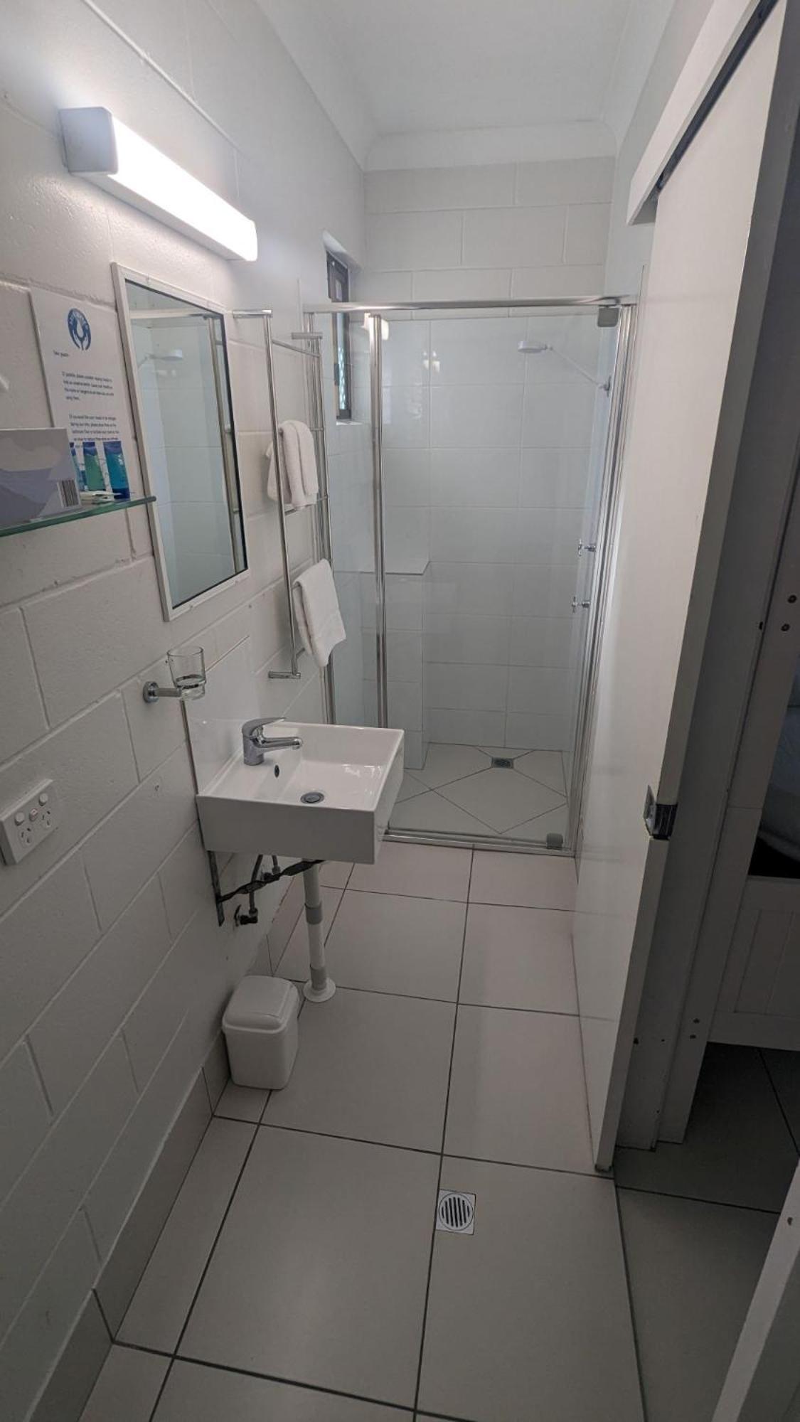 Moffat Beach Motel Калундра Екстериор снимка