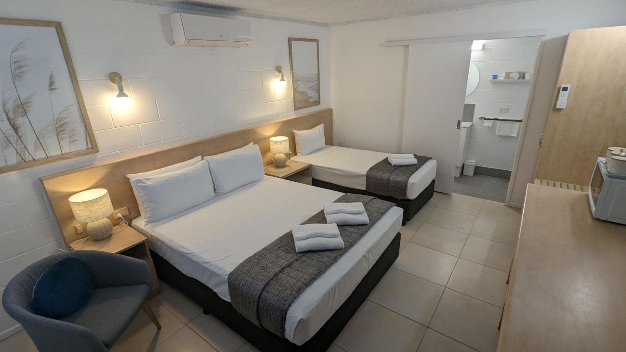 Moffat Beach Motel Калундра Екстериор снимка