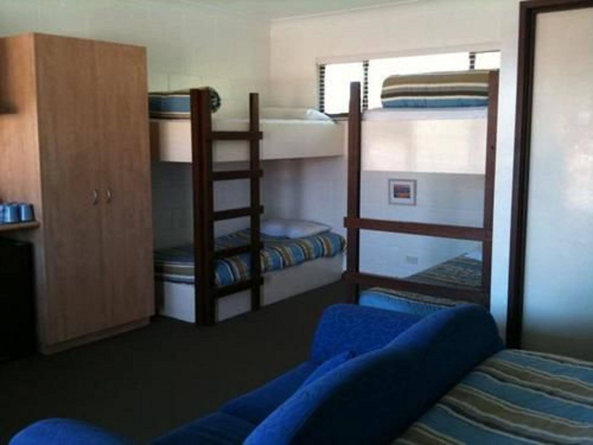 Moffat Beach Motel Калундра Екстериор снимка