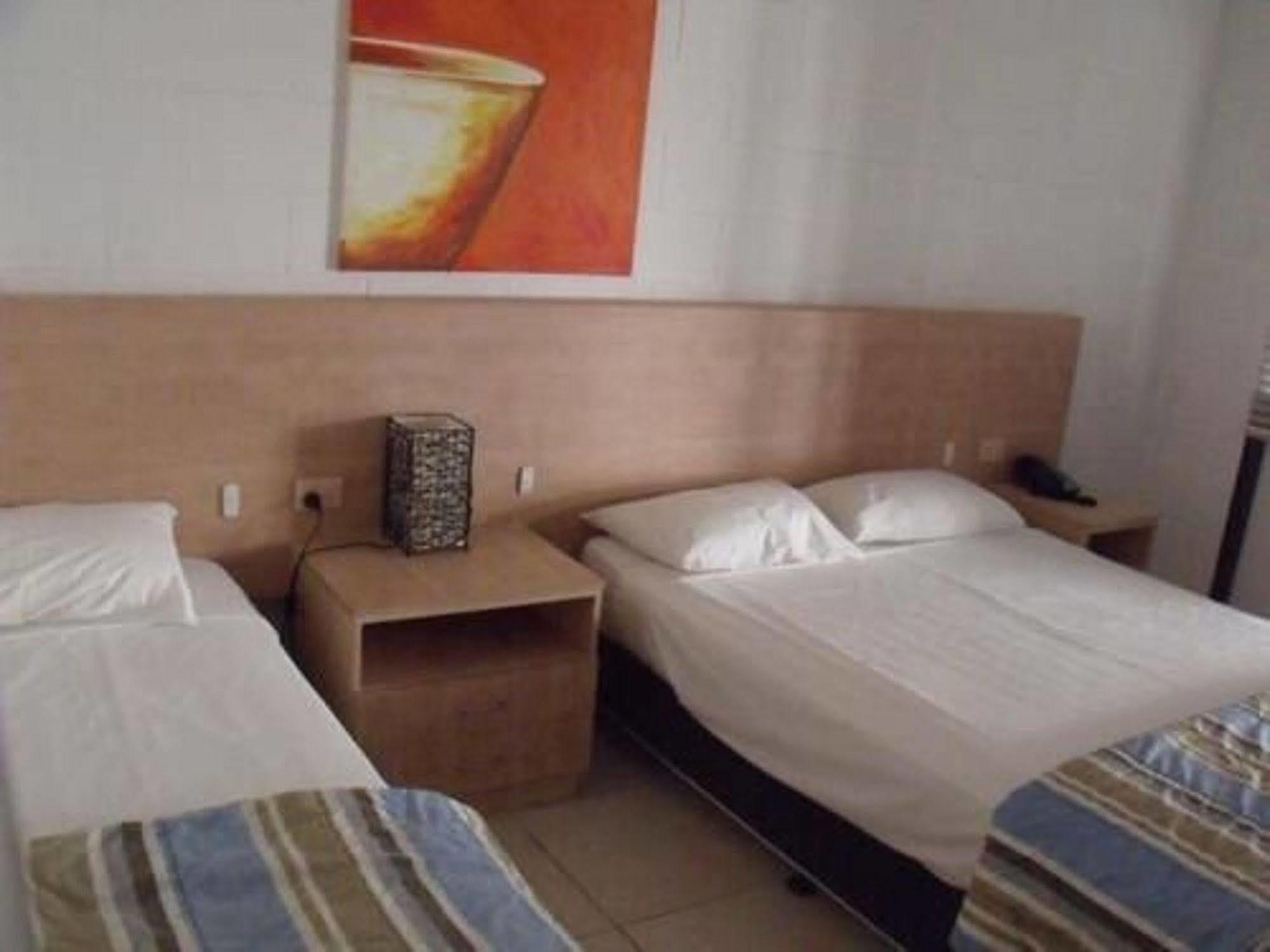 Moffat Beach Motel Калундра Екстериор снимка