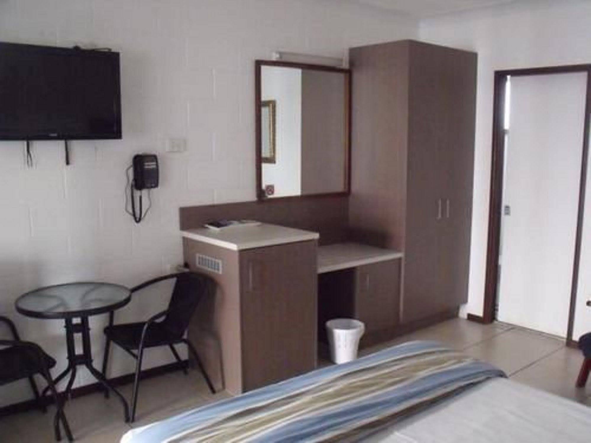 Moffat Beach Motel Калундра Екстериор снимка