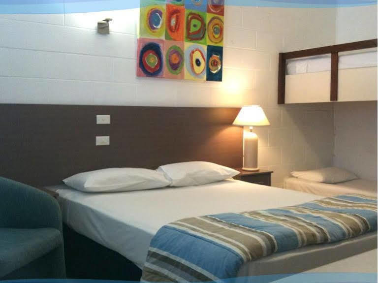 Moffat Beach Motel Калундра Екстериор снимка
